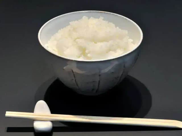 Arroz de sushi com grãos curtos e tempero agridoce: prato pronto
