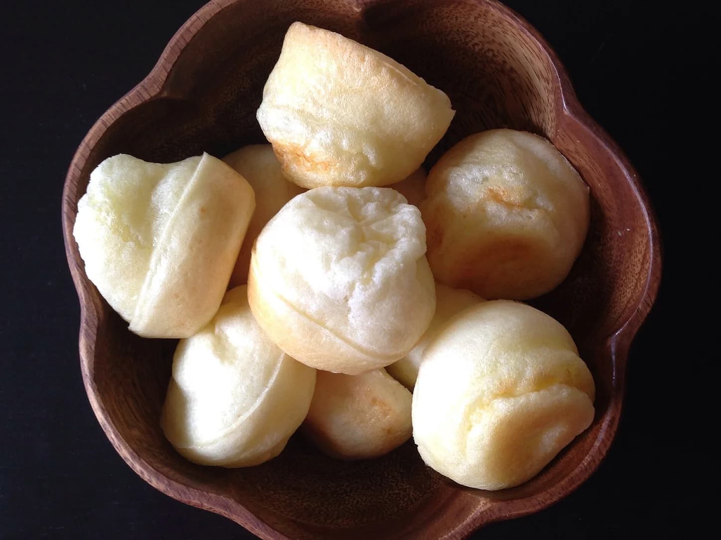Biscoito de polvilho com nata e queijo minas: foto do prato pronto