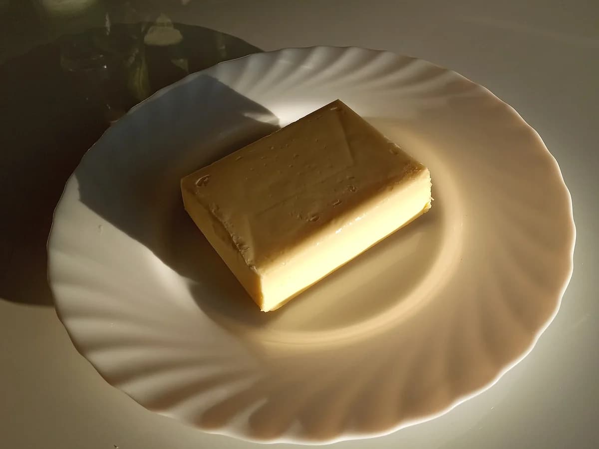 Bolo amanteigado simples com leite: 12 fatias: foto do prato pronto
