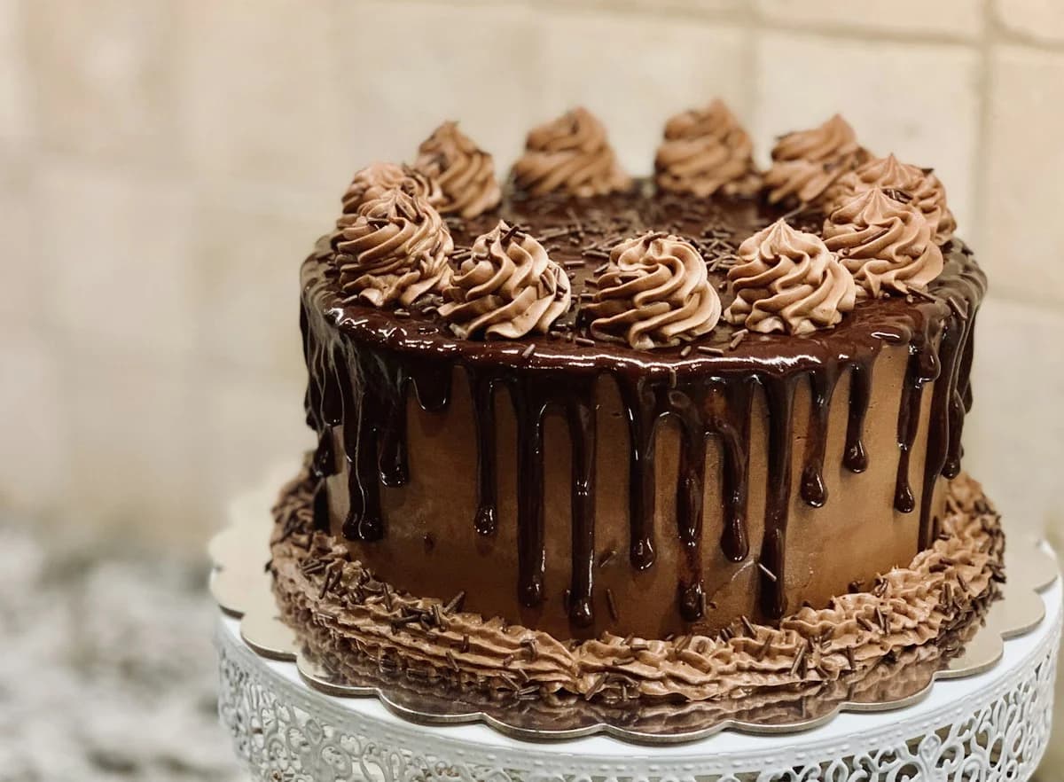 Bolo de Cenoura Fofinho com Cobertura Crocante de Chocolate: foto do prato pronto