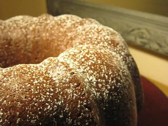 Bolo de chocolate sem ovo com água e óleo: prato pronto