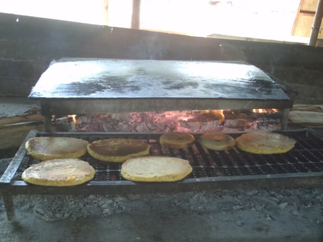Cachapas Venezuelanas: Panqueca de Milho Verde com Queijo: prato pronto