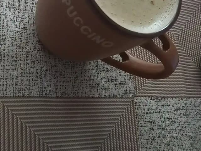 Cappuccino cremoso com café forte e leite: prato pronto