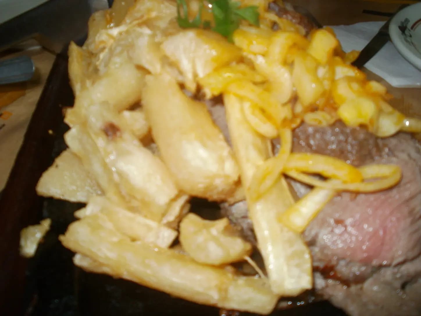 Carne Seca Acebolada Macia e Dourada na Frigideira: foto do prato pronto