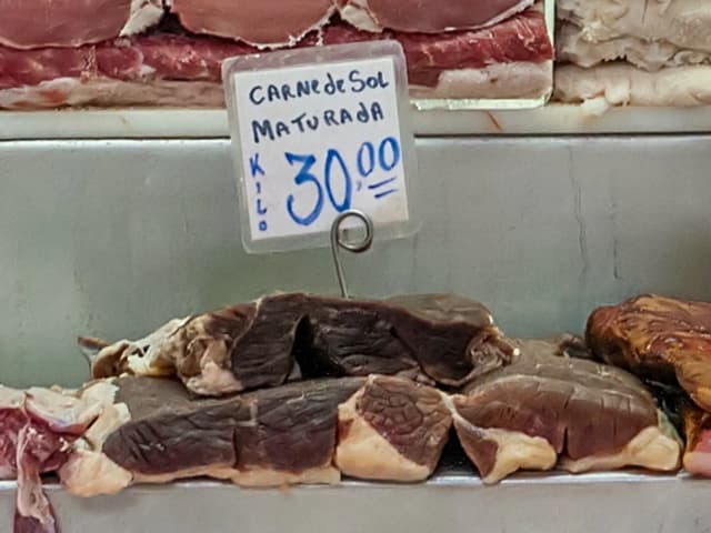 Carne Seca Refogada Desfiada com Cebola e Tomate: prato pronto