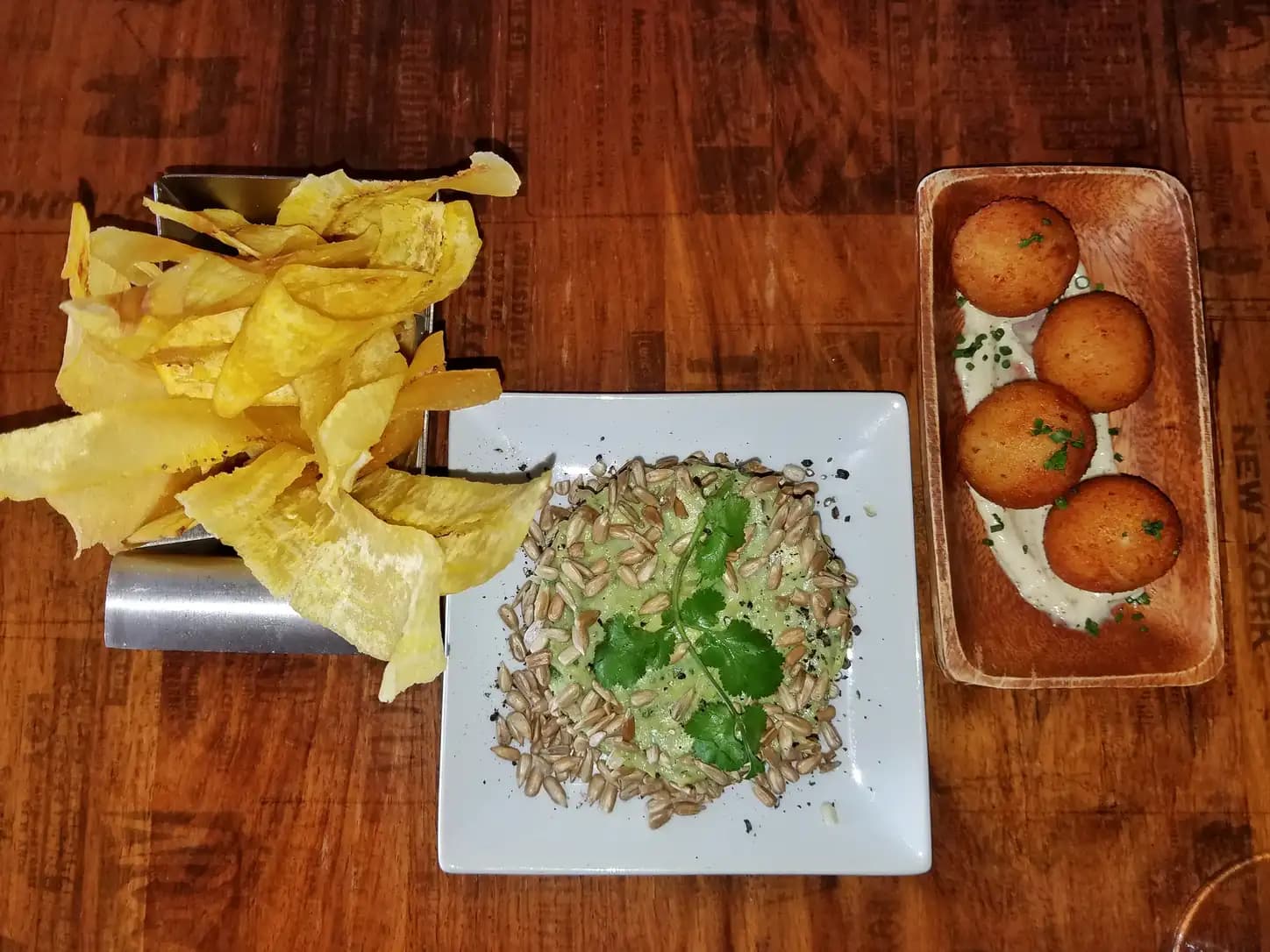 Chips de Banana-da-Terra com Guacamole: foto do prato pronto