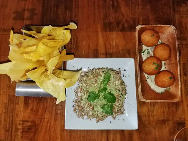 Chips de Banana-da-Terra com Guacamole: prato pronto