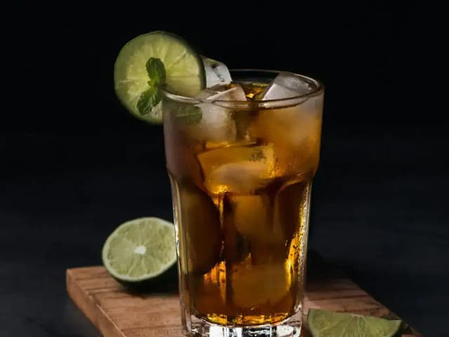 Como Fazer 1 Litro de Chá Mate Gelado Caseiro: Receita Refrescante: prato pronto