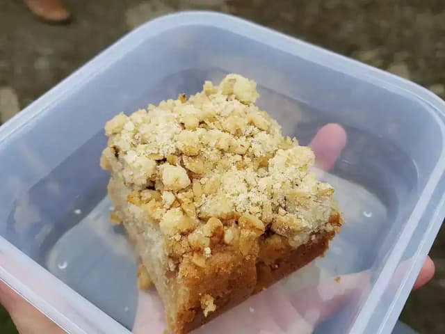 Cuca de leite condensado com farofa de manteiga: prato pronto