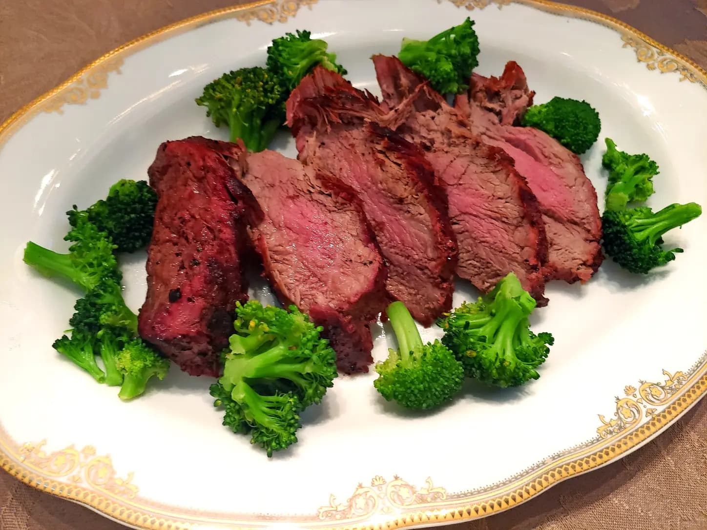 Filé Chateaubriand com Molho de Vinho Tinto e Ervas: foto do prato pronto