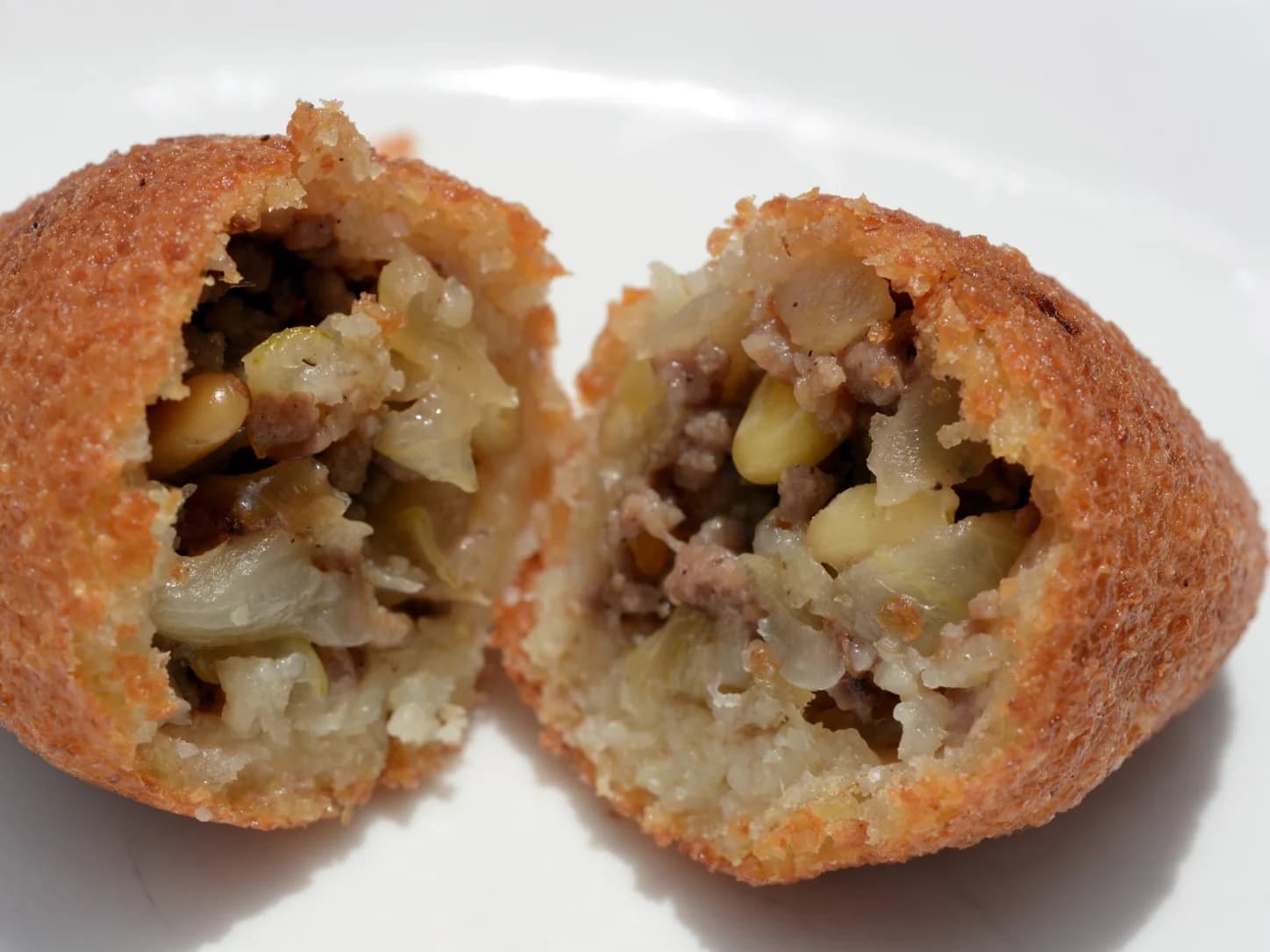 Quibe frito de carne e trigo bulgur: foto do prato pronto