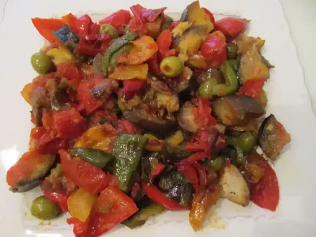 Legumes cozidos na panela com alho e extrato de tomate: prato pronto