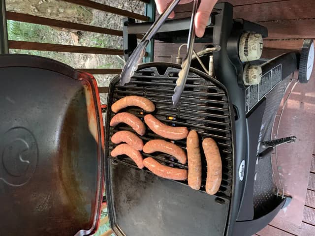Linguiça na Grelha sem Estourar: Suculenta e Macia: prato pronto