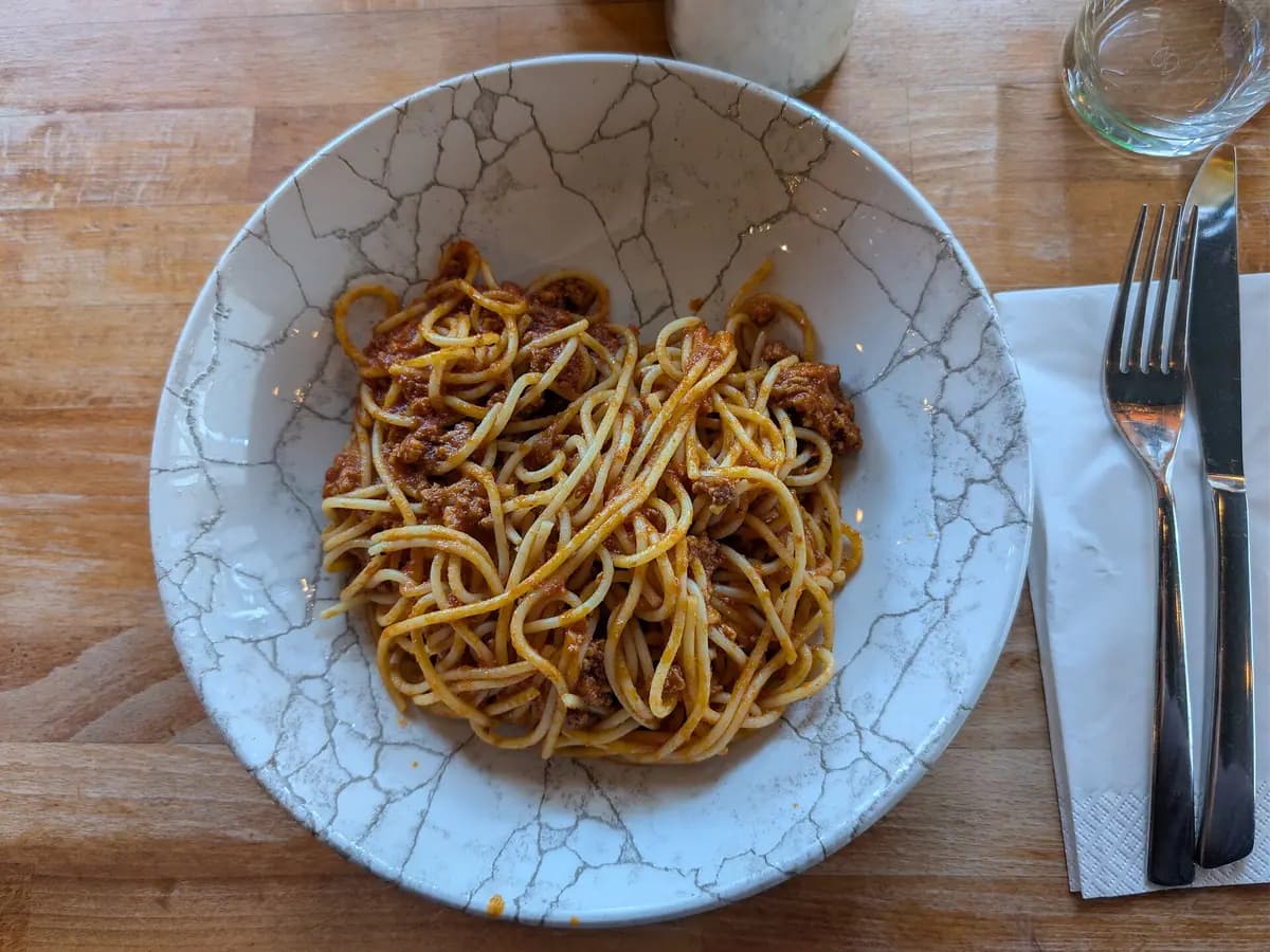 Macarrão à bolonhesa sem vinho com parmesão: foto do prato pronto
