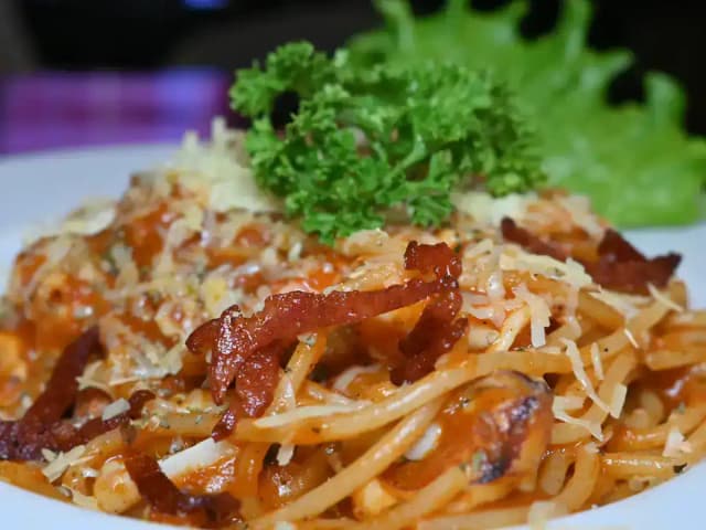 Macarrão à Carbonara com Pastrami e Bacon: prato pronto