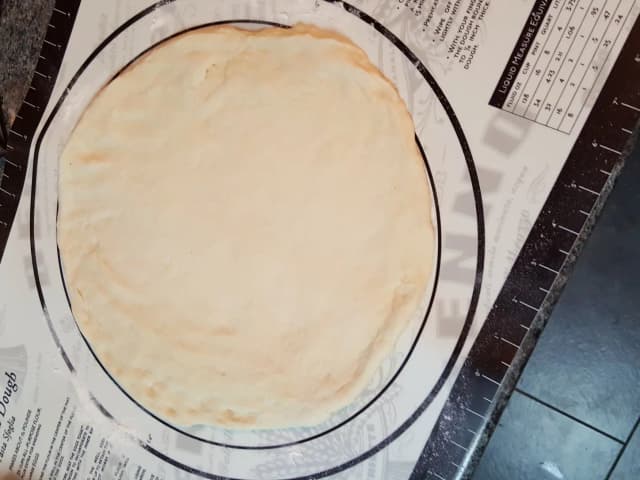 Massa de Pizza sem Leite Fácil e Crocante: prato pronto