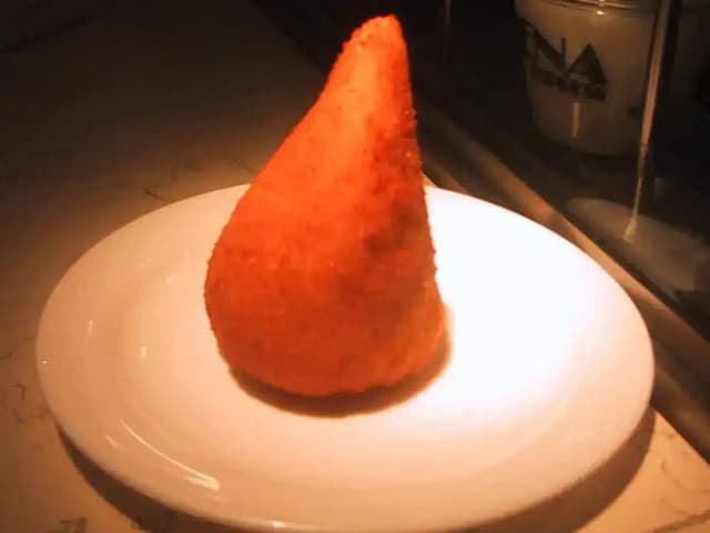 Massa de Salgado Frito: 700 g de Farinha Rende 40 Unid.: prato pronto