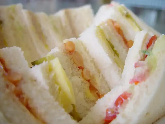 Mini sanduíche para festa com peito de peru e cream cheese: prato pronto
