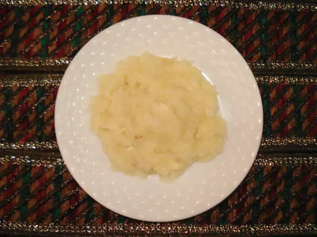 Molho de alho para churrasco com leite gelado: prato pronto
