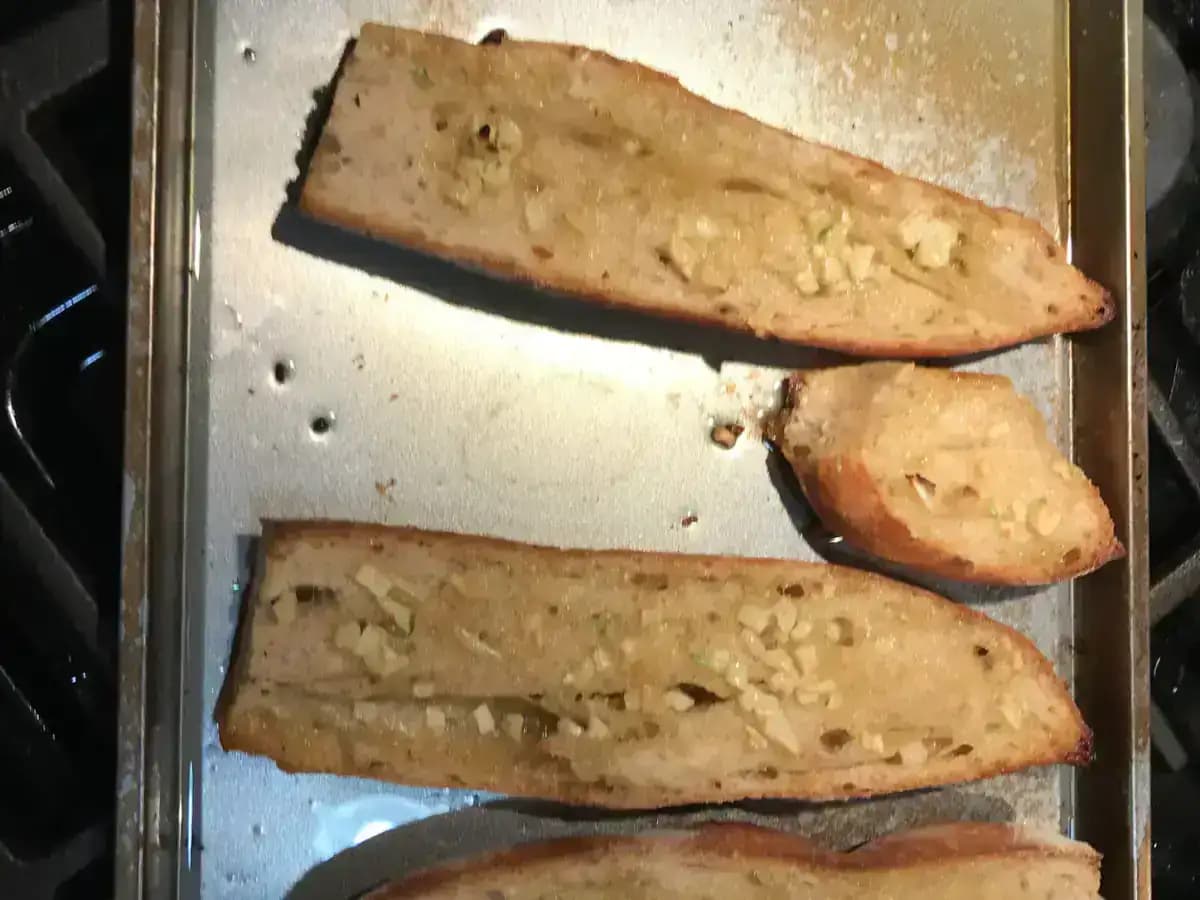 Pão de alho com parmesão: 6 porções no forno: foto do prato pronto