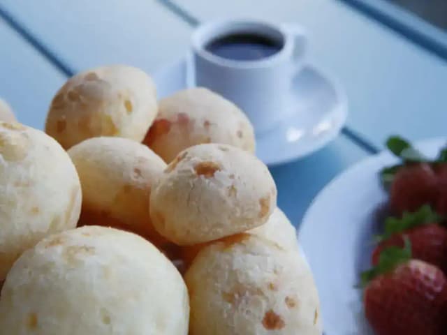 Pão de Queijo de Liquidificador Fácil: prato pronto