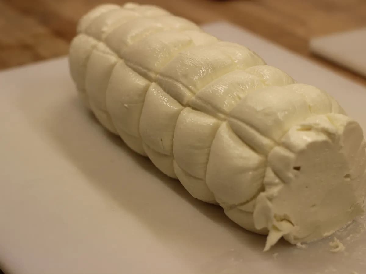 Pastel de queijo com massa fina e borda selada: foto do prato pronto