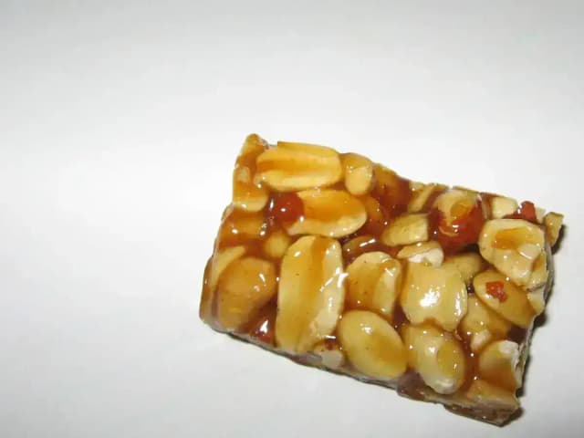 Pé de moleque tradicional: amendoim e caramelo crocante: prato pronto