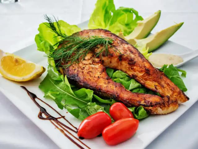 Pele de Salmão Crocante: Pode Comer e Como Fazer: prato pronto