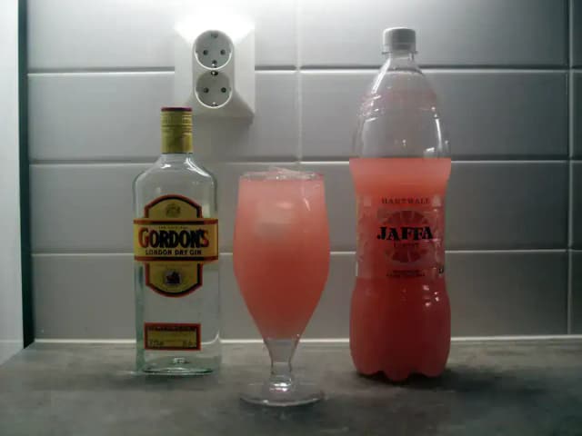 Pink Gin: Drink de Gin Rosa: prato pronto