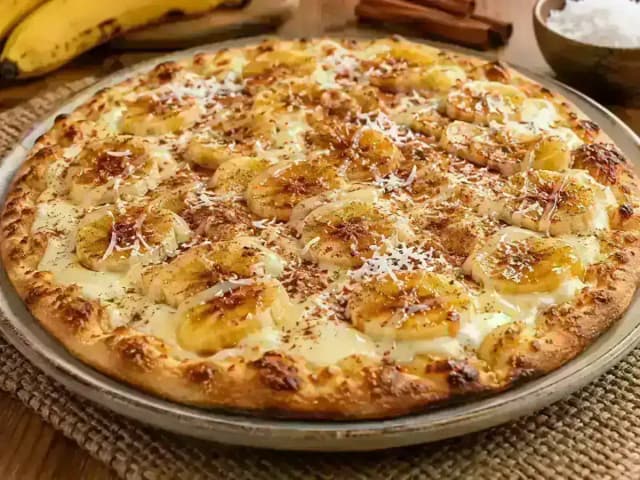Pizza de Banana Nevada: Receita Doce Cremosa com Cobertura Nevada: prato pronto