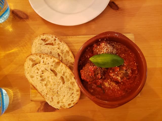 Polpeta Rústica Italiana ao Molho de Tomate Suculenta: prato pronto