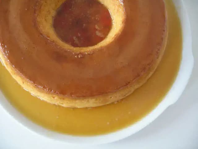 Pudim de leite condensado com calda de caramelo: prato pronto