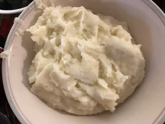 Purê de batata com muçarela e requeijão: prato pronto