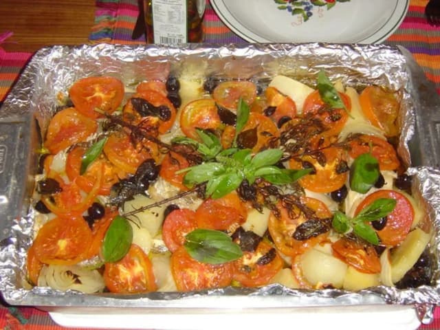 Quanto Tempo para Assar Bacalhau no Forno com Batatas: prato pronto