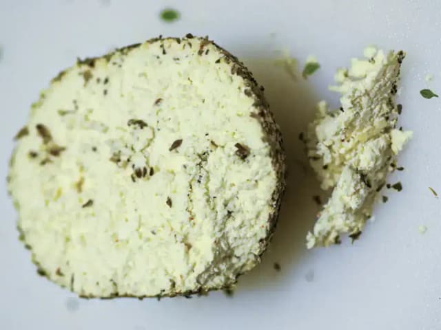 Queijo Chancliche Caseiro com Zaatar e Azeite: prato pronto