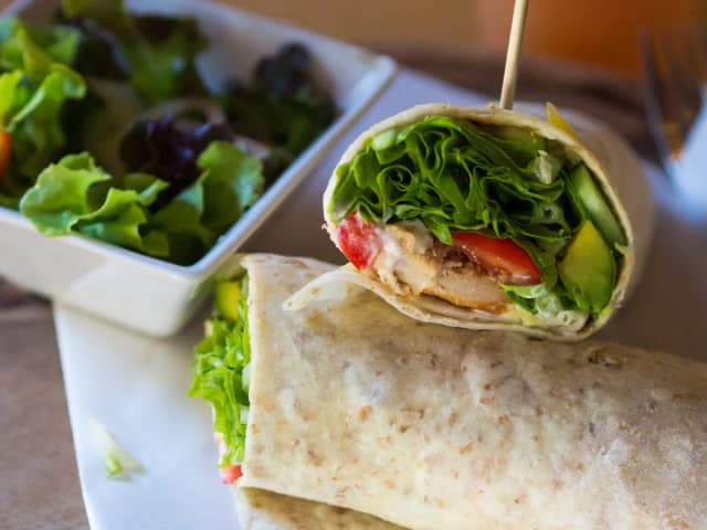 Wrap de Frango Desfiado com Muçarela na Frigideira: prato pronto