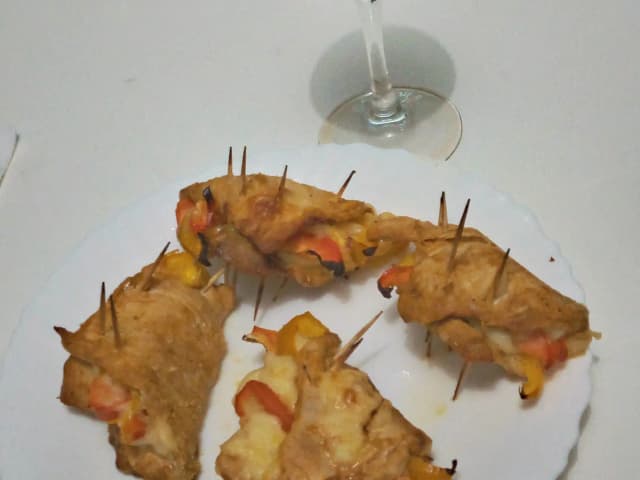 Rocambole de Frango Recheado com Presunto e Queijo: prato pronto