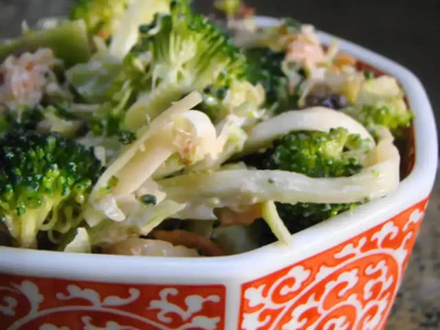 Salada de Brócolis Cru com Cuscuz de Milho: prato pronto