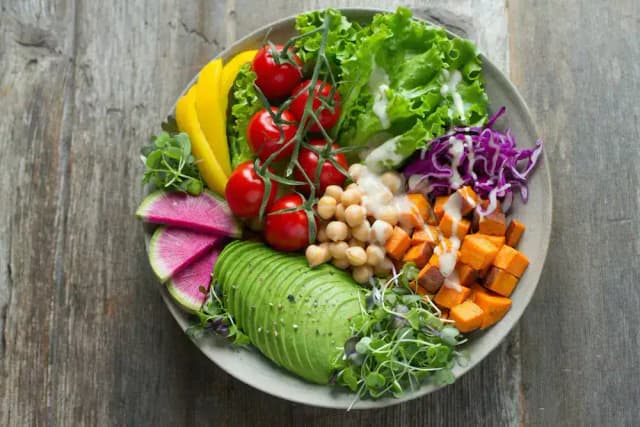 Salada Tropical com Manga e Palmito: prato pronto