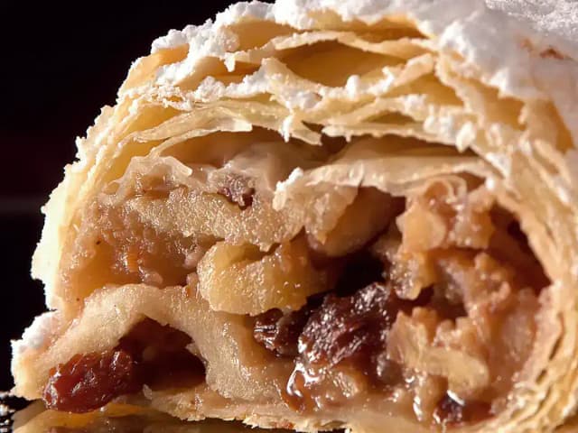 Strudel de Maçã Caseiro: 1,2 kg de Maçã e Massa Fina: prato pronto