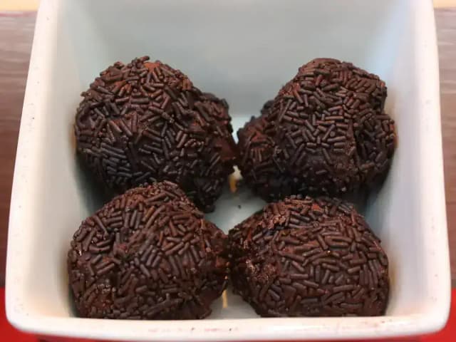 Trufa de chocolate caseira com creme de leite: prato pronto