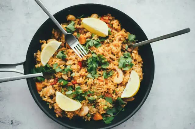 Arroz de Forno Cremoso com Frango e Queijo Gratinado Fácil: prato pronto