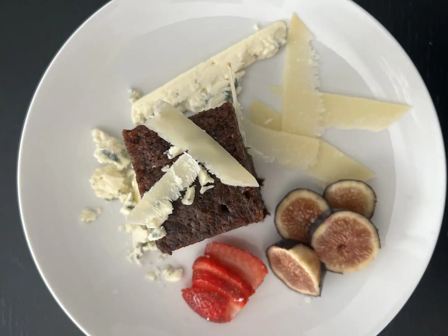 Bolo Gelado de Chocolate com Morangos e Chantilly: foto do prato pronto