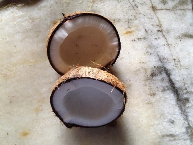 Bombom de coco com chocolate: 30 unidades: prato pronto