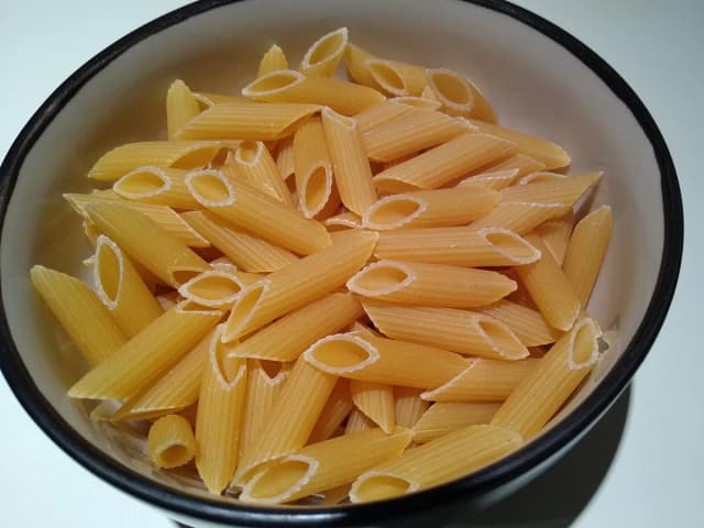 Como cozinhar macarrão seco sem molho: prato pronto