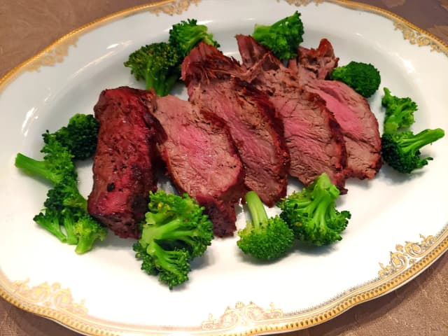 Filé Chateaubriand com Molho de Vinho Tinto e Ervas: prato pronto