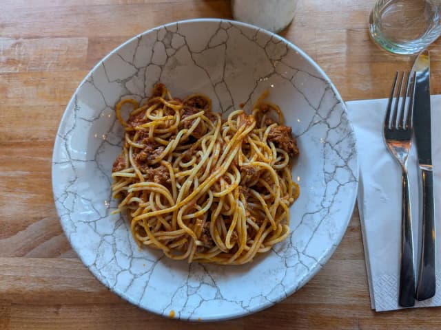 Macarrão à bolonhesa sem vinho com parmesão: prato pronto