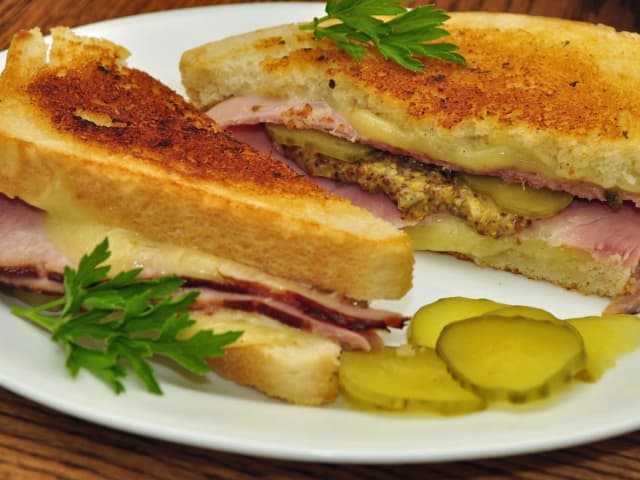 Misto-Quente Clássico de Padaria Tostado na Manteiga: prato pronto