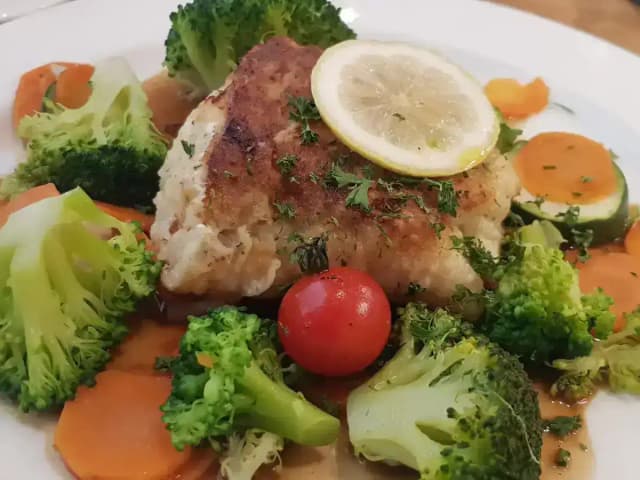 Peixe Grudando na Frigideira? Truque Infalível para Dourar Perfeito: prato pronto