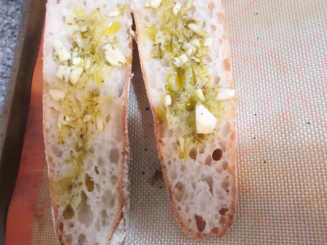 Quanto Tempo Assar Pão de Alho no Forno Elétrico Crocante: prato pronto